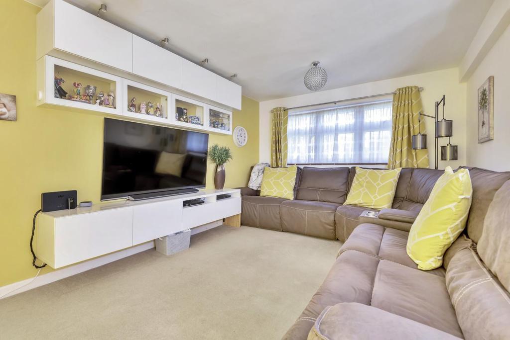 Oakland Avenue, Farnham, GU9 3 bed detached house £675,000