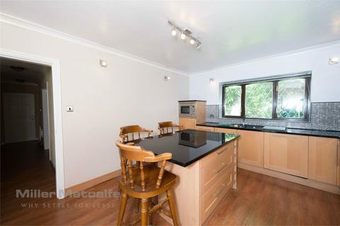 3 Braewood Close, Bury, BL9 7PG
