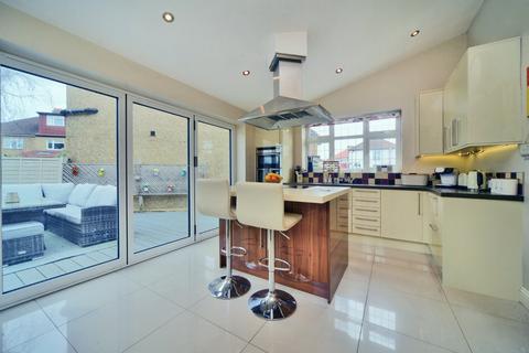 41 Hazlemere Gardens, Worcester Park, KT4 8AH