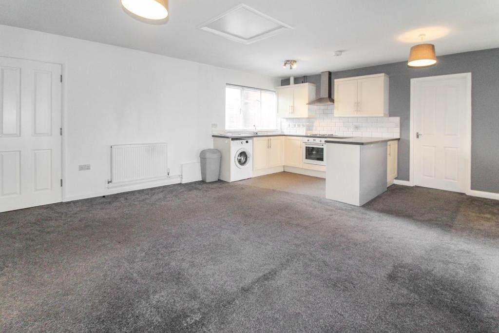 Flat, Dunstable Street, Ampthill, Bedford 2 bed flat £900 pcm (£208 pw)