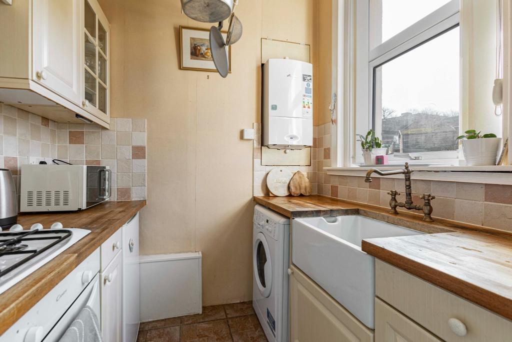 16 Clifton Road, Selkirk TD7 4EL 2 bed ground floor flat £105,000