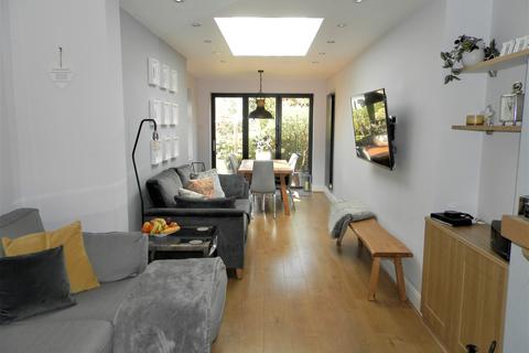 20 Randall Drive, Hornchurch, RM12 6SX