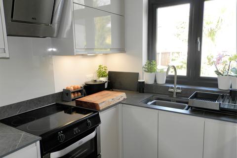 20 Randall Drive, Hornchurch, RM12 6SX