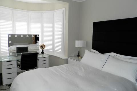 20 Randall Drive, Hornchurch, RM12 6SX