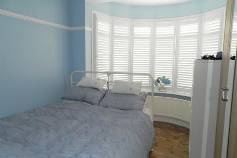 20 Randall Drive, Hornchurch, RM12 6SX
