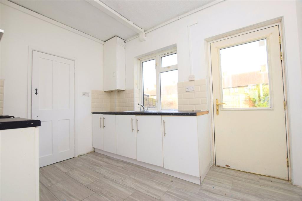 Manor Square, Dagenham, Rm8 1 Bed Maisonette - £215,000