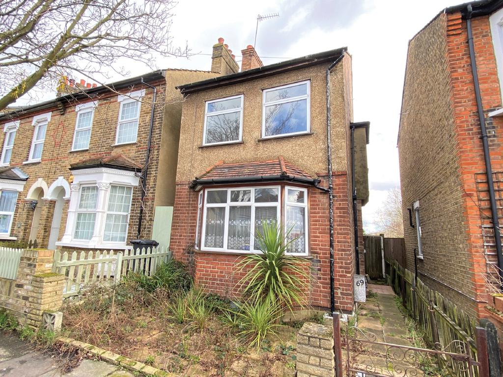 69 Birkbeck Road, Enfield, Middlesex 2 bed detached house £300,000