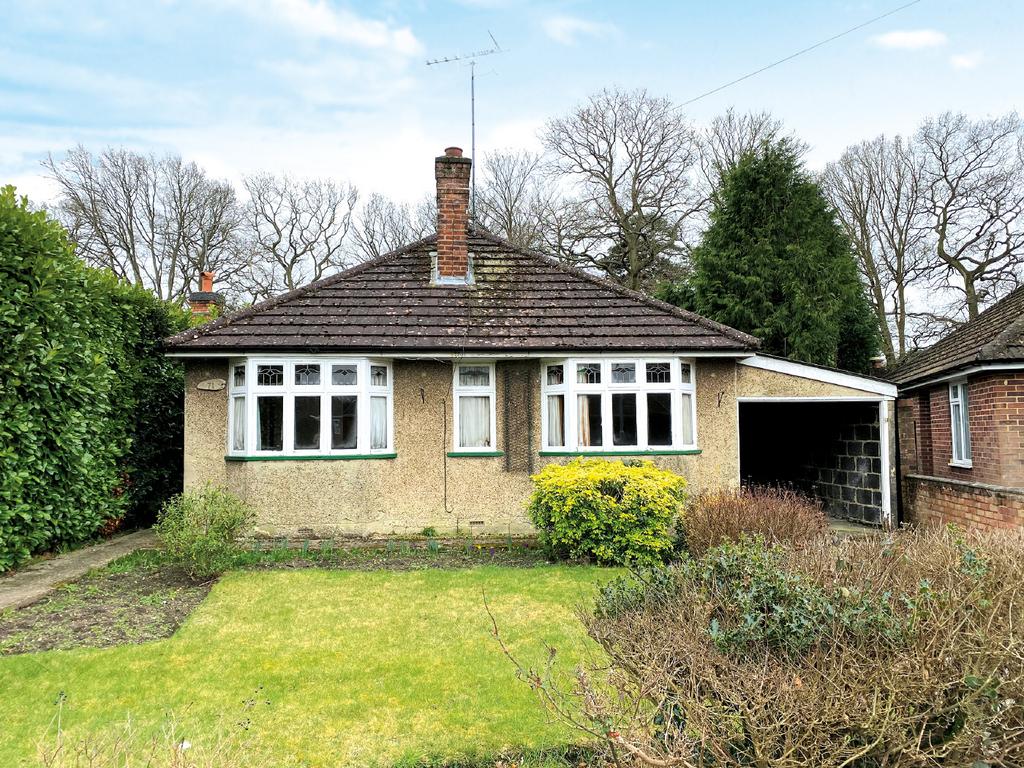 71 Woodlands Avenue, Woodley, Reading 3 bed detached bungalow £300,000