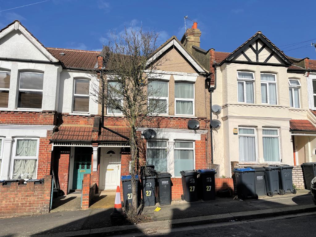 27 Lenham Road, Thornton Heath, Surrey 2 bed flat £110,000