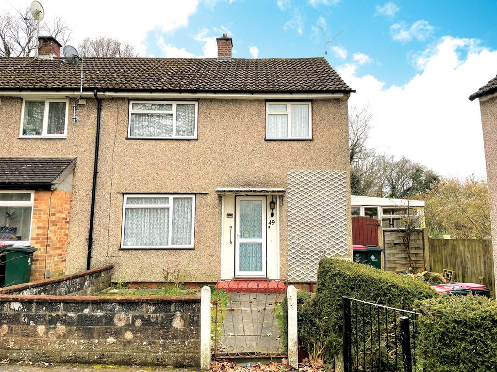 49 Cloverlands, Northgate, Crawley... 3 bed house £120,000