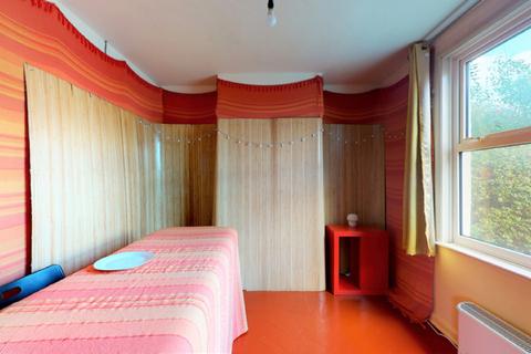 21 Walton Way, London, W3 0AW
