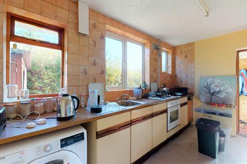 21 Walton Way, London, W3 0AW