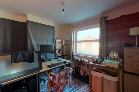 21 Walton Way, London, W3 0AW