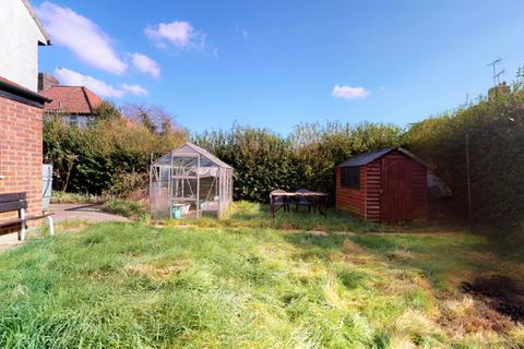 21 Walton Way, London, W3 0AW