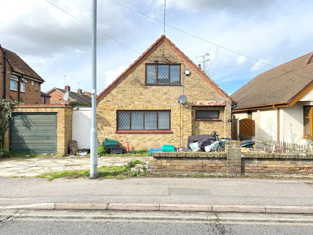 419 Kents Hill Road North, Benfleet... 3 bed detached bungalow £295,000