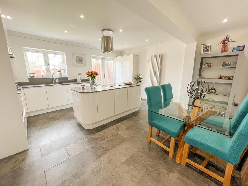 Hamilton Gardens, Hockley 3 bed chalet £450,000