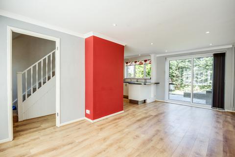 3 bedroom terraced house to rent, South Hill Road, Bracknell