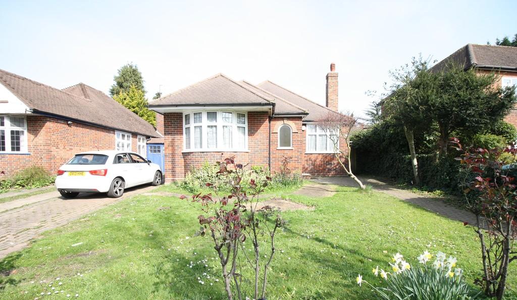 Field End Road, Eastcote 3 bed detached bungalow £2,400 pcm (£554 pw)