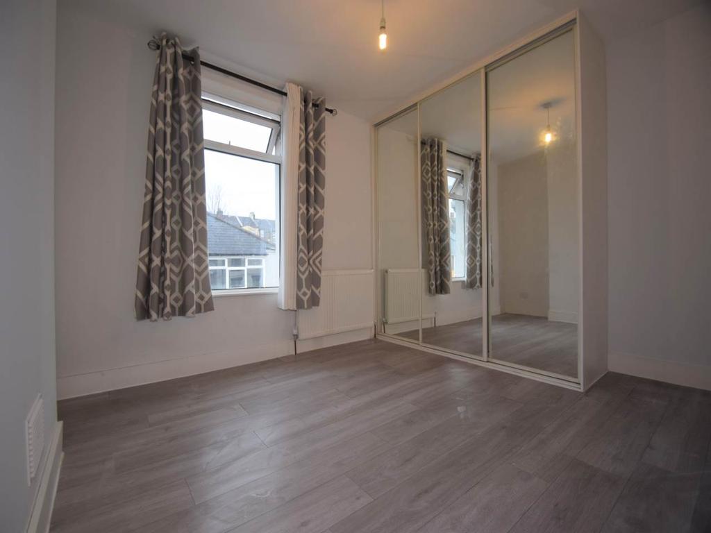 Albert Road, Chatham, Kent 3 bed terraced house £925 pcm (£213 pw)