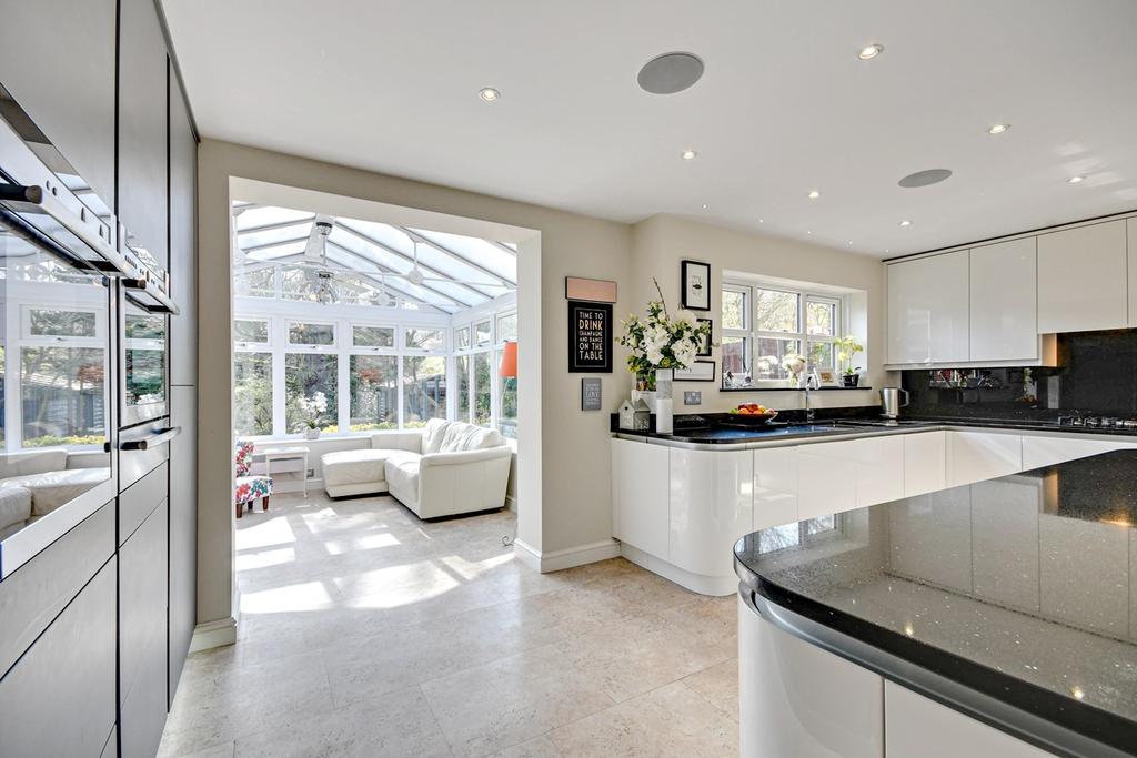 Goldcrest Drive, Billericay, CM11 4 bed detached house £795,000