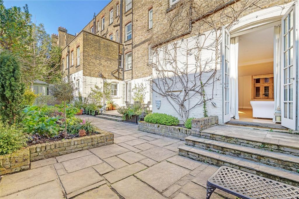 Kensington Court, W8 4 bed apartment £15,167 pcm (£3,500 pw)