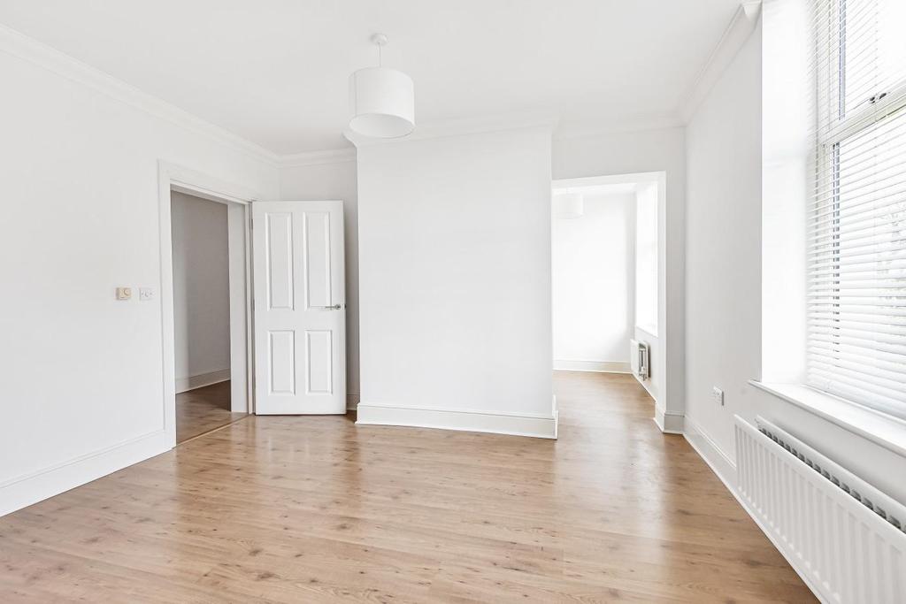 Knotley Way, West Wickham 1 bed flat £350,000