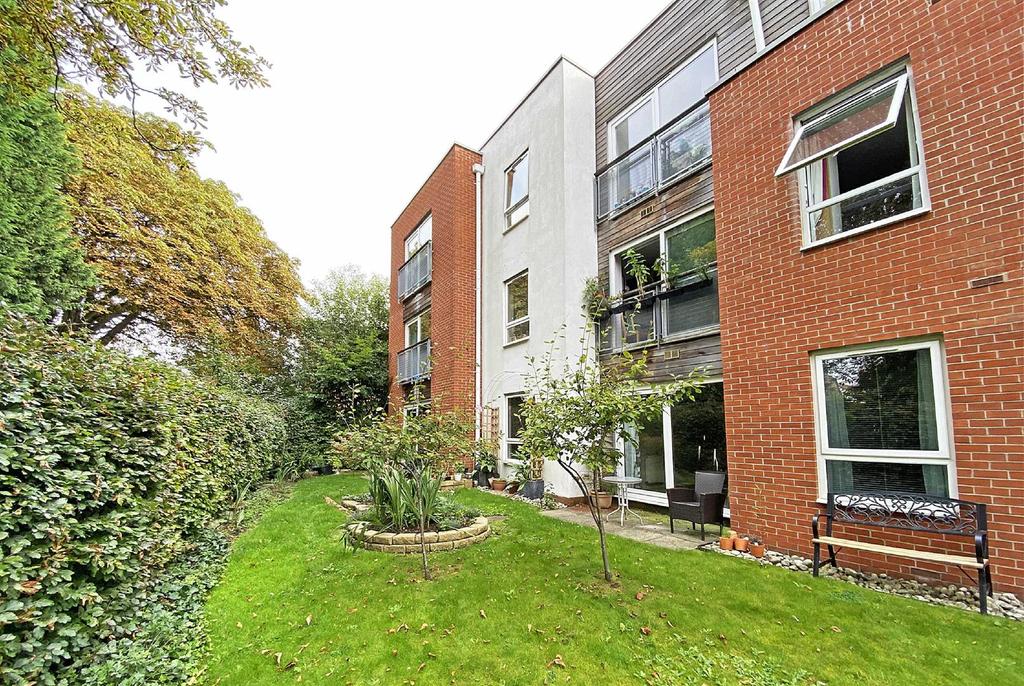 8 Romana Square, Park Road, Timperley 2 bed apartment £199,950