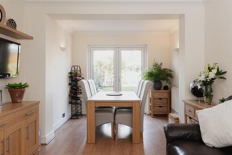 4 Barons Way, Reigate, RH2 8EU