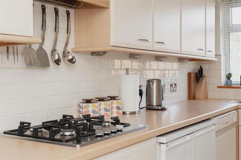 4 Barons Way, Reigate, RH2 8EU