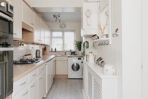 4 Barons Way, Reigate, RH2 8EU
