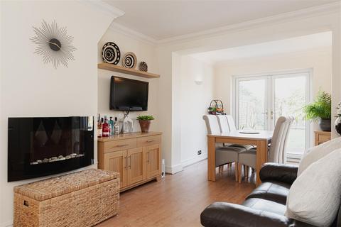 4 Barons Way, Reigate, RH2 8EU