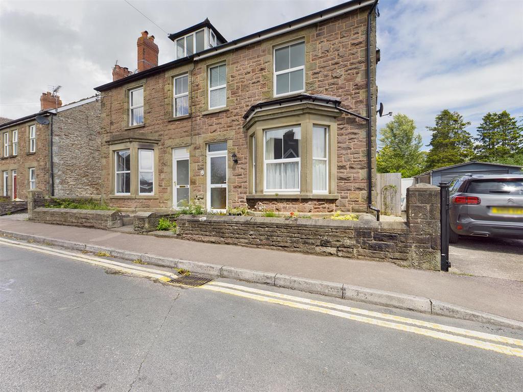 Victoria Road, Lydney 3 bed semidetached house £950 pcm (£219 pw)