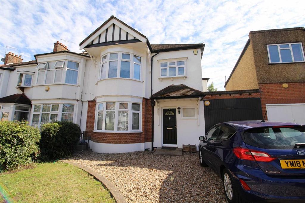 Langley Cresent, Wanstead 4 bed semidetached house £2,600 pcm (£600 pw)