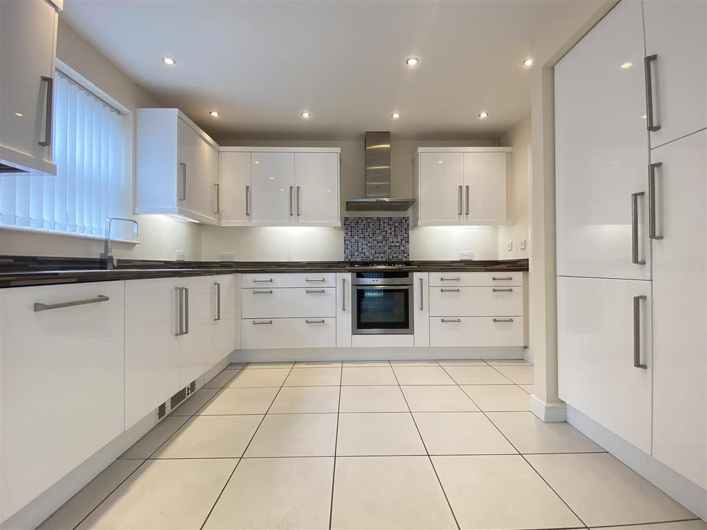 Church Street, Greasbrough, Rotherham 5 bed detached house £1,100 pcm (£254 pw)