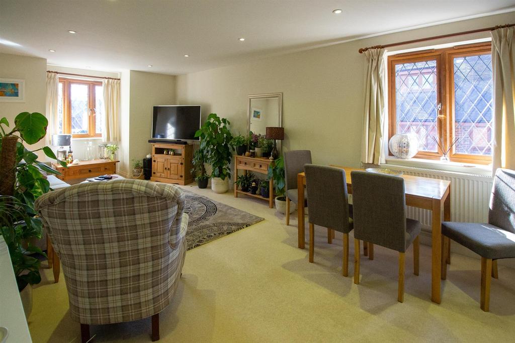 Denmans Lane, Lindfield 2 bed flat £1,395 pcm (£322 pw)