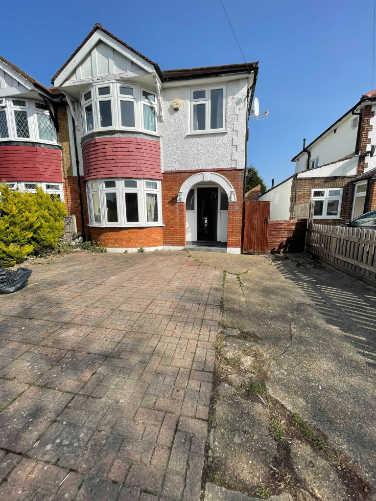 Warren Drive South, Surbiton KT5 4 bed end of terrace house £2,400