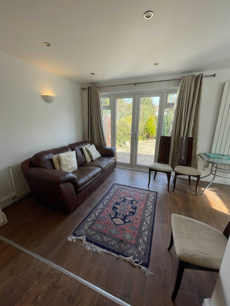 Warren Drive South, Surbiton KT5 4 bed end of terrace house £2,400