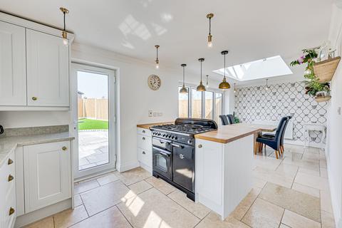 4 bedroom detached house for sale - Cotswold Avenue, Rayleigh, SS6