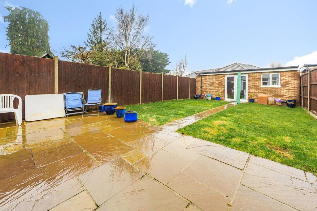 Slade Road, Ottershaw, KT16 3 bed end of terrace house £525,000