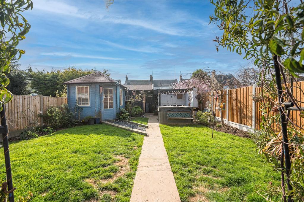 North Avenue, SouthendonSea, Essex... 2 bed end of terrace house £
