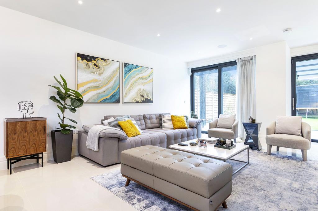 The Park, Golders Hill NW11 6 bed detached house £19,500 pcm (£4,500 pw)