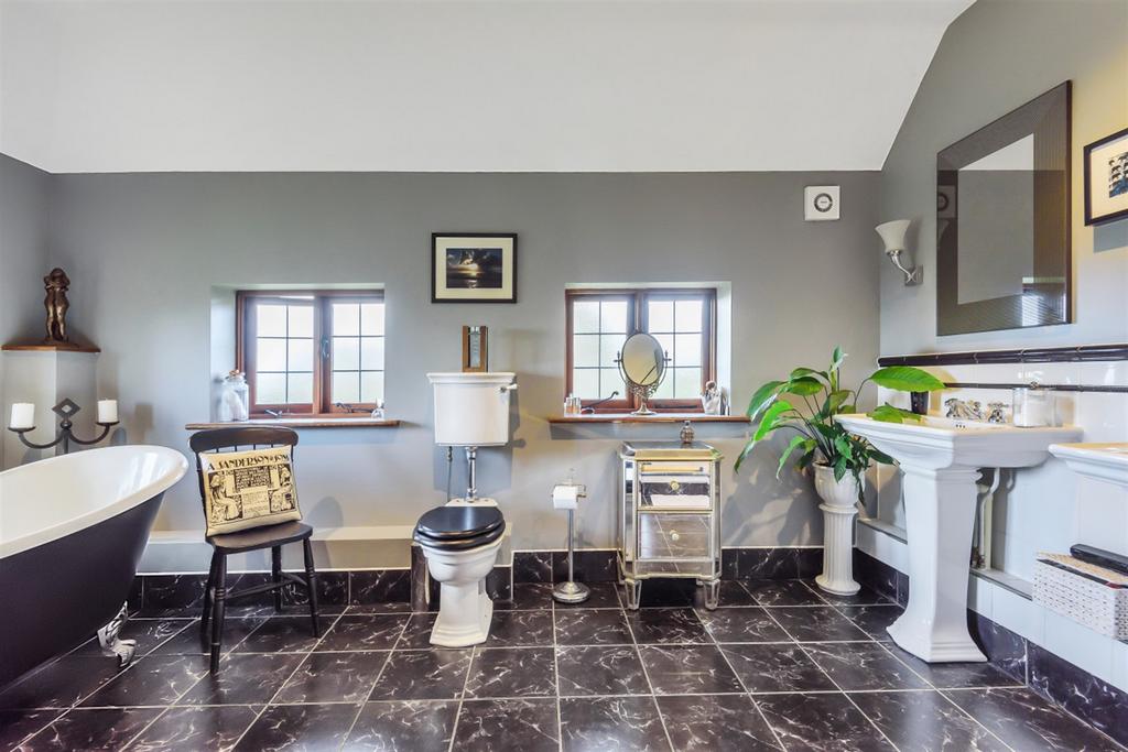 Main En Suite