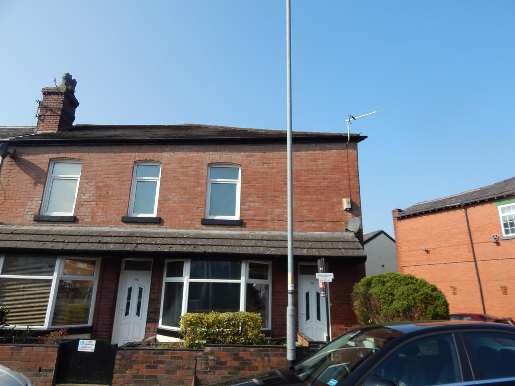 Victoria Road, Horwich, BL6 6EA 2 bed end of terrace house £695 pcm