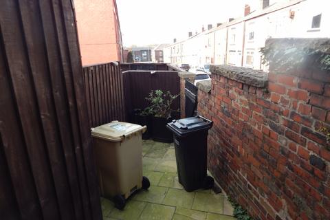 2 bedroom end of terrace house to rent, Victoria Road, Horwich, BL6 6EA