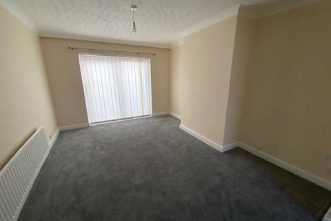 3 bedroom semi-detached house to rent, Lawrence Road, Rugby, CV21