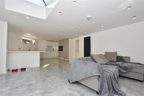 52 Chantry Way, Billericay, CM11 2AP