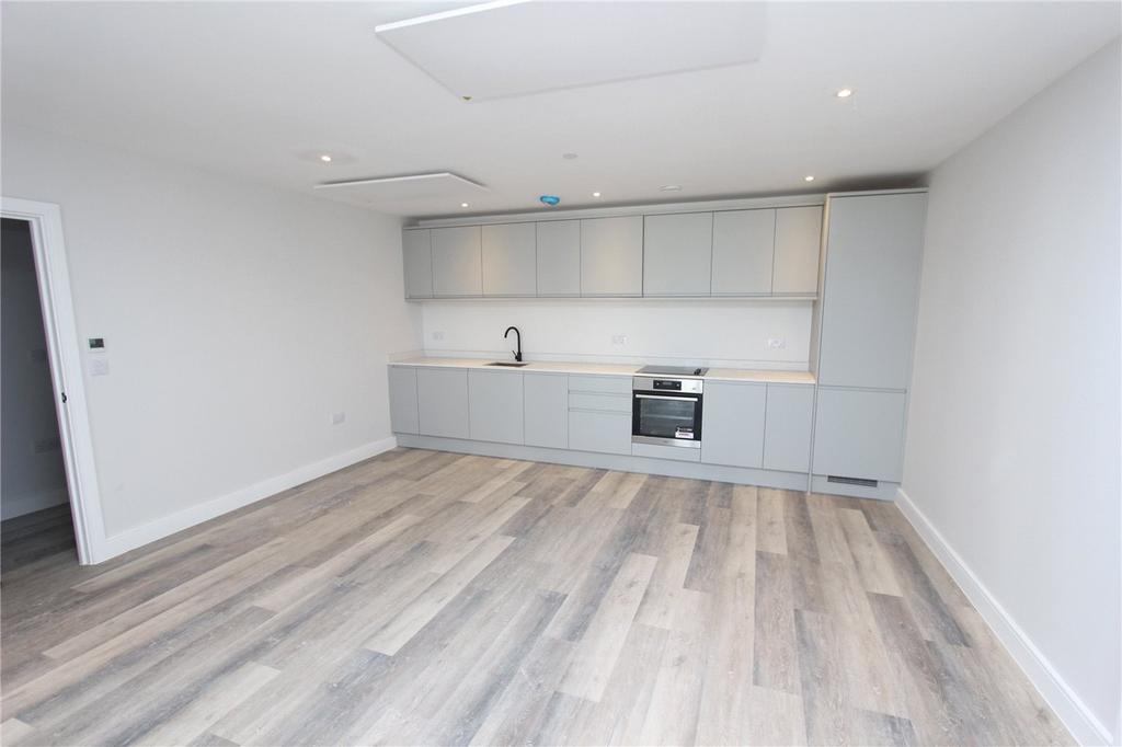 London Road, Hadleigh, Benfleet, SS7 2 bed apartment £1,400 pcm (£323 pw)