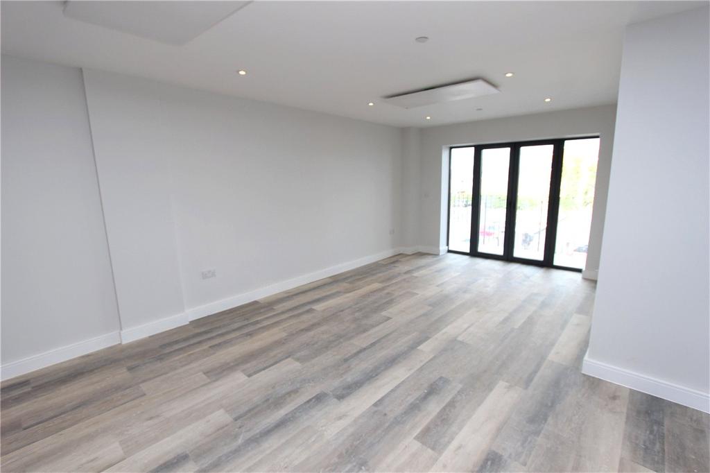 London Road, Hadleigh, Benfleet, SS7 2 bed apartment £1,400 pcm (£323 pw)