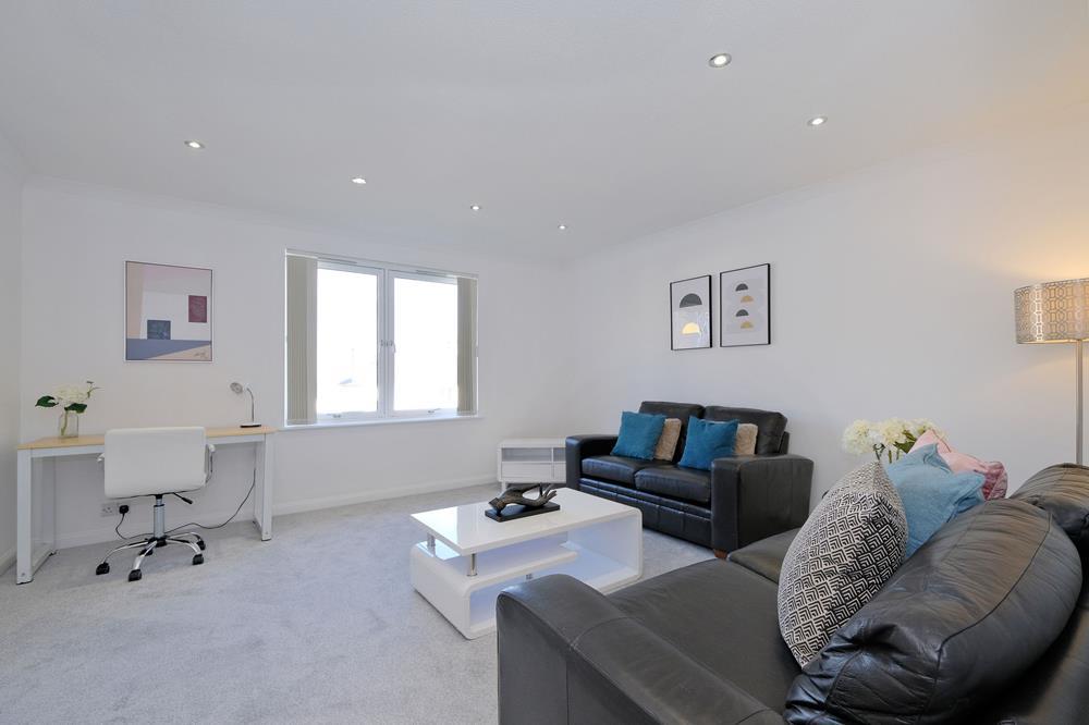 Hilton Heights, Aberdeen, AB24 3 bed flat £1,050 pcm (£242 pw)