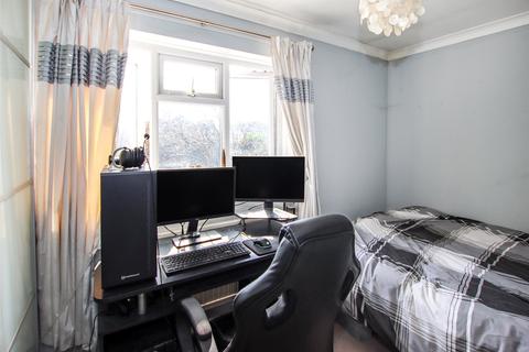3 Blackthorn Close, Pennington, Lymington, SO41 8AY